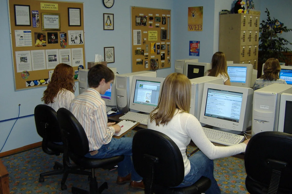 Estudiantes realizando una tarea en un aula de informática