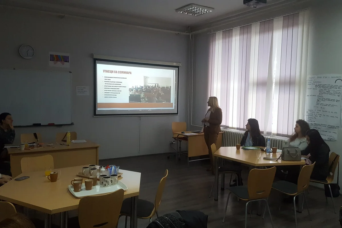 Personas adultas participando en una sesión de formación profesional